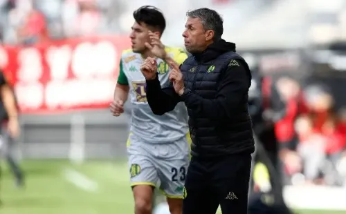 Gustavo Álvarez en acción cuando dirigió a Aldosivi de Argentina, donde estuvo desde noviembre de 2017 hasta septiembre de 2019. (Getty Images).