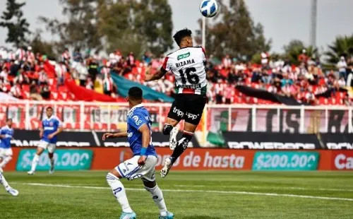 José Bizama en acción frente a la Universidad de Chile en el estadio Municipal de La Cisterna. (Agencia Uno).
