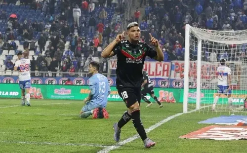 Maximiliano Salas eludió a Matías Dituro y le marcó un gol a Universidad Católica en San Carlos de Apoquindo. (Agencia Uno).