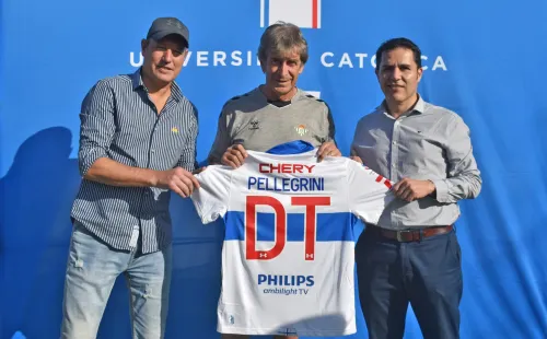 Pellegrini de visita en San Carlos para entrenar con el Betis, se llevó la camiseta de la Católica.