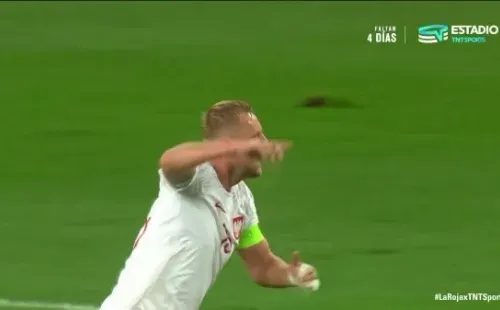 Kamil Glik se enojó muchísimo después de la patada de Guillermo Soto a Frankowski. (Captura TNT Sports).