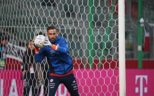 El trabajo de precompetencia de Claudio Bravo antes del amistoso vs. Polonia. (Vicente Aránguiz/RedGol).