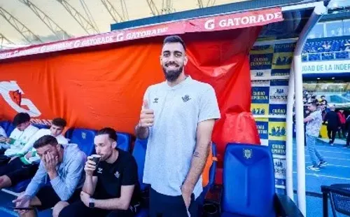 Borja Iglesias se mostró muy cercano a la gente en los minutos previos al amistoso entre el Betis y Colo Colo en Concepción. (Guille Salazar/RedGol).