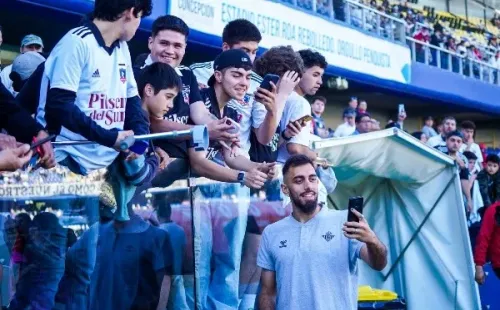 Borja Iglesias tomó algunas fotografías con fanáticos de Colo Colo. (Guille Salazar/RedGol).