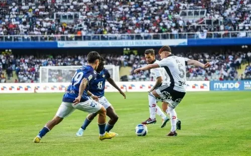 Leonardo Gil se asocia con Gabriel Costa en el 1T del partido entre Colo Colo y Betis. (Guille Salazar/RedGol).