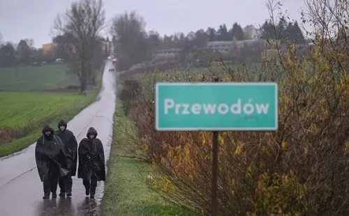 Policía polaca patrulla cercanías de Przewodów, donde cayó el misil