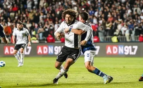 Maximiliano Falcón intenta ganar un cabezazo ofensivo ante el Betis. (Guille Salazar/RedGol).