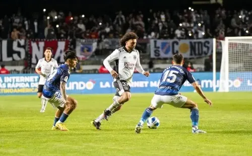 Peluca Falcón conduce la pelota en la goleada de Colo Colo ante el Betis. (Guille Salazar/RedGol).