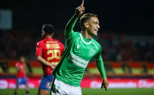 Michael Fuentes celebra uno de los seis goles que anotó en el Campeonato Nacional 2022 para Audax Italiano. (Agencia Uno).