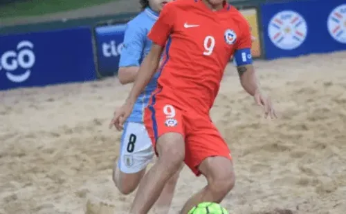 Michael Fuentes con la camiseta “9” de la Roja de fútbol-playa. (Twitter Momentos Random del fútbol chileno).