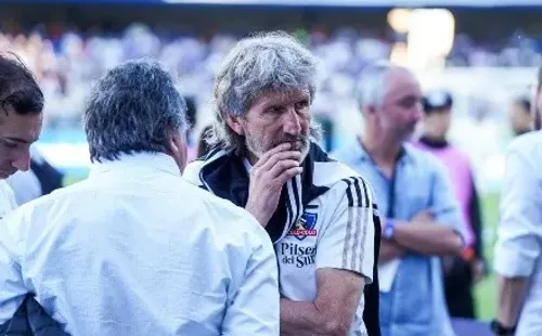 Daniel Morón y Alejandro Paul, el gerente deportivo y el gerente general de Blanco y Negro, en el Ester Roa Rebolledo de Concepción. (Guille Salazar)