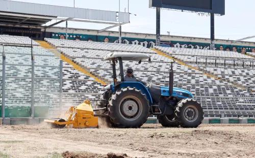 Histórico: Colo Colo cambia el pasto del estadio Monumental.