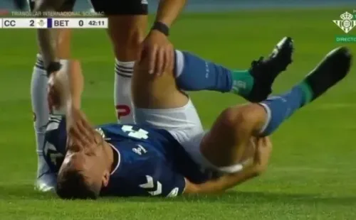 Sergio Canales terminó muy complicado tras el golpe con Gabriel Costa. Foto: Transmisión