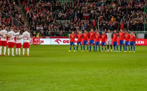 Francisco Sagredo hace bolsa a Ángelo Henríquez en medio de una crítica al Toto Berizzo tras la derrota contra Polonia. (Foto: Vicente Aránguiz/RedGol)