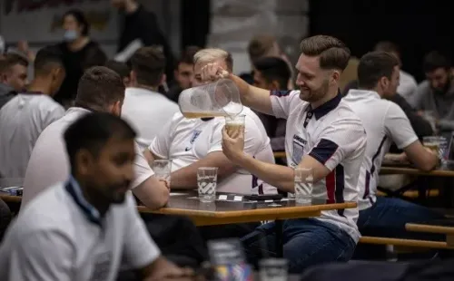 Los hinchas sólo podrán tomar cerveza en los fan zones de Qatar 2022. Infantino dice que se puede vivir tres horas al día sin cerveza.