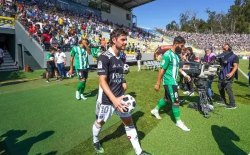 Marco Rojas salta al campo de juego del estadio Sausalito. Al lado del “10” de Colo Colo, el francés Nabil Fekir y el Panda Borja Iglesias. (Guille Salazar/RedGol).
