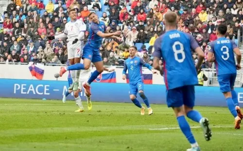 Alexis luchó contra la defensa de Eslovaquia (Foto: Vicente Aránguiz / Redgol)