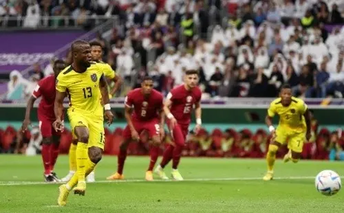 Enner Valencia y la tranquilidad gigantesca con la que ejecutó el penal para abrir la cuenta en el 2-0 de Ecuador sobre Qatar en el Grupo A del Mundial 2022. (Getty Images).