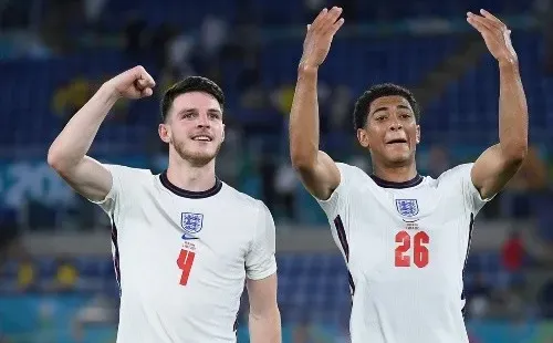 Jude Bellingham celebra con Declan Rice luego de un triunfo de Inglaterra. (Getty Images).