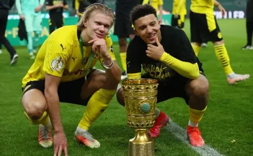 Jadon Sancho festeja junto a Erling Haaland la Copa de Alemania que el Borussia Dortmund conquistó en 2021. (Getty Images).