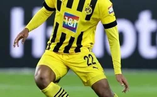 Jude Bellingham conduce la pelota en el Borussia Dortmund de Alemania. (Getty Images).
