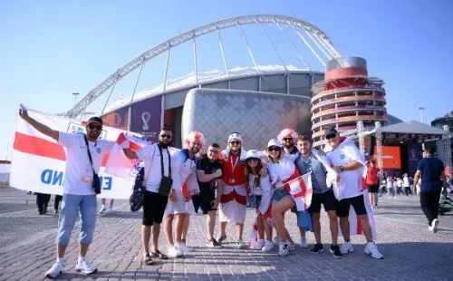 Hinchas de Inglaterra se preparan para ver al partido ante Irán. ¿Habrán podido ingresar? | Foto: Getty