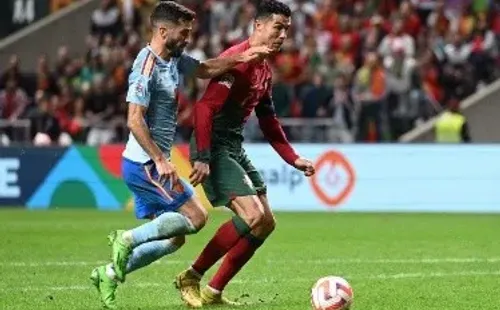 José Gayá en acción contra Cristiano Ronaldo: el español quedó fuera de Qatar 2022 por un esguince de tobillo. (Getty Images).
