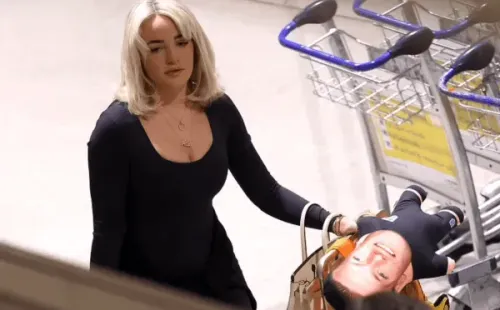 Megan Pickford y el muñeco de Jordan, su esposo y portero de Inglaterra. (Captura Daily Mail).