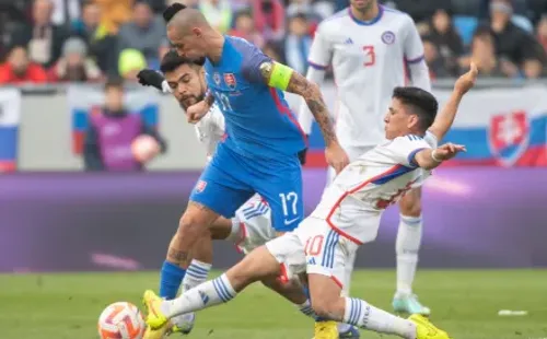 Marek Hamsik lucha el balón con Marcelino Núñez en el duelo entre Eslovaquia y Chile. ¡Un choque de talentosos!