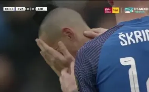 Milan Skriniar llegó a consolar a Marek Hamsik, quien rompió en llanto cuando salió reemplazado en su último partido por la selección de Eslovaquia. (Captura TNT Sports).