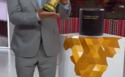 Borghi radiante levantando la copa del mundo en su visita a Qatar