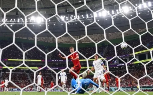 Dani Olmo definió de globito y dejó literalmente sentado a Keylor Navas, el buen portero de Costa Rica. (Getty Images 2022).