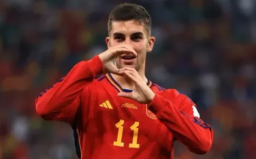 Con la S de Sira, su pareja, festejó Ferran Torres uno de sus dos goles en la paliza de España ante Costa Rica. (Getty Images Europe).