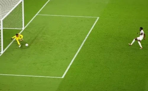 Thibaut Courtois y otra tema del penal que le tapó a Alphonso Davies. (Getty Images 2022).