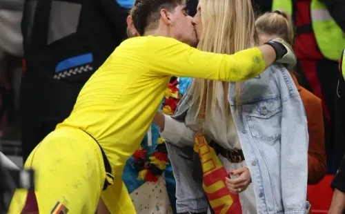 El beso de Thibaut Courtois a su pareja, la israelí Mishel Gerzig. (Getty Images 2022).