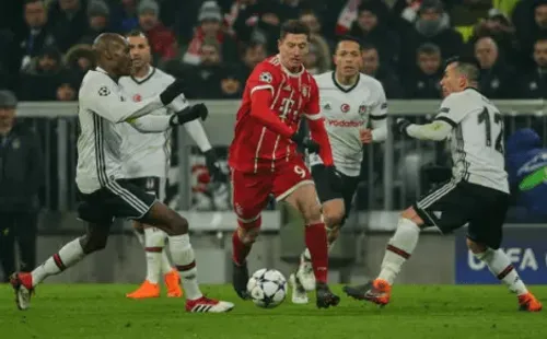 Gary Medel y Atiba Hutchinson intentan frenar a Robert Lewandowski en un duelo entre el Besiktas turco y el Bayern Múnich alemán. (Getty Images).