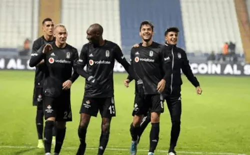 Enzo Roco (atrás a la izquierda) celebra un gol de Atiba Hutchinson en el Besiktas. (Getty Images Europe).