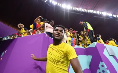 José Cifuentes le regaló su camiseta a los hinchas tras el histórico debut de Ecuador en el Mundial de Qatar 2022, aunque los fanáticos no se portaron muy bien.
