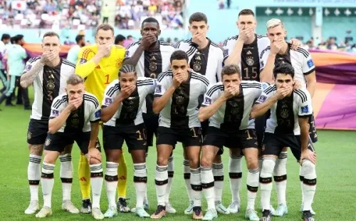 La selección alemana en “silencio” para la foto oficial en su debur mundialista. | Foto: Getty Images.