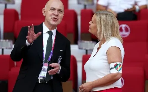 Nancy Faeser, Ministra del Interior de Alemania, dijo presente en el Estadio Internacional Jalifa con el brazalete One Love prohibido por la FIFA en suelo qatarí. | Foto: Getty Images.