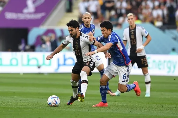 Gündoğan jugó con zapatos con colores del LGTB. | Foto: Getty Images.