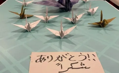 Grullas de origami hechas por la selección de Japón