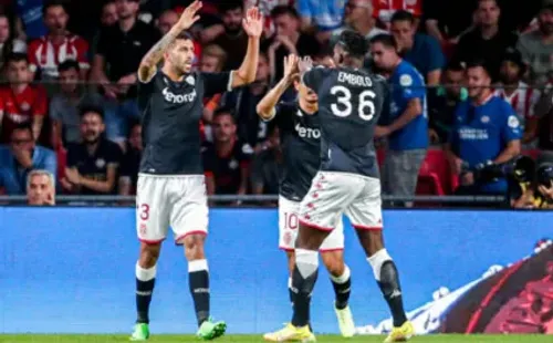 Guillermo Maripán celebra un gol con el suizo Breel Embolo, su compañero en el AS Mónaco. (Getty Images 2022).