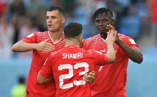 Xherdan Shaqiri felicita a Breel Embolo, quien vivió un momento triste antes de darse unos segundos para celebrar. (Getty Images 2022).