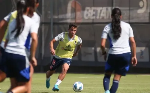 Assadi también entrenó con las Leonas hoy.(U de Chile)