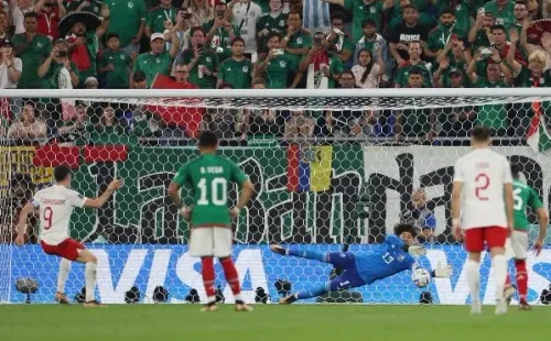 Guillermo Ochoa viene de atajarle un penal al mismísimo Robert Lewandowski. | Foto: Getty Images.