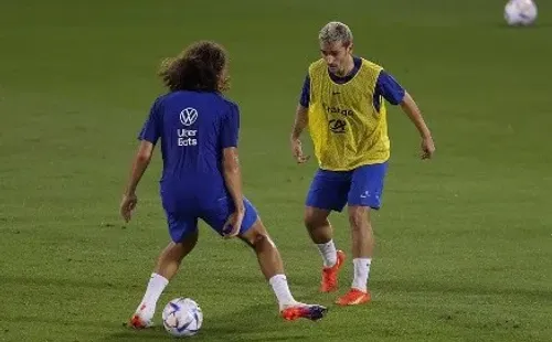 Antoine Griezmann le hizo un túnel a Mattéo Guendouzi en una práctica de Francia en Qatar. (Getty Images 2022).