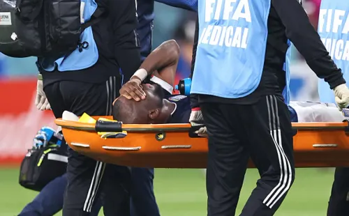 Enner Valencia salió lesionado sobre el final en camilla y muy afectado.