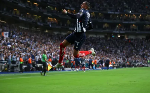 Rogelio Funes Mori festeja uno de los 139 tantos que ha marcado para los Rayados de Monterrey. (Getty Images).