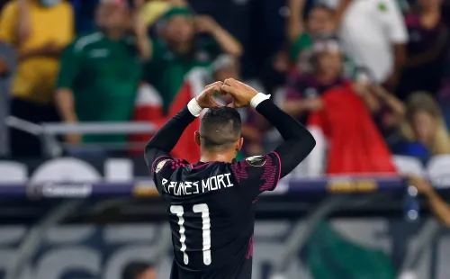 Rogelio Funes Mori festeja uno de los seis goles que ha convertido para México. ¿Celebrará ante Argentina? (Getty Images 2021).